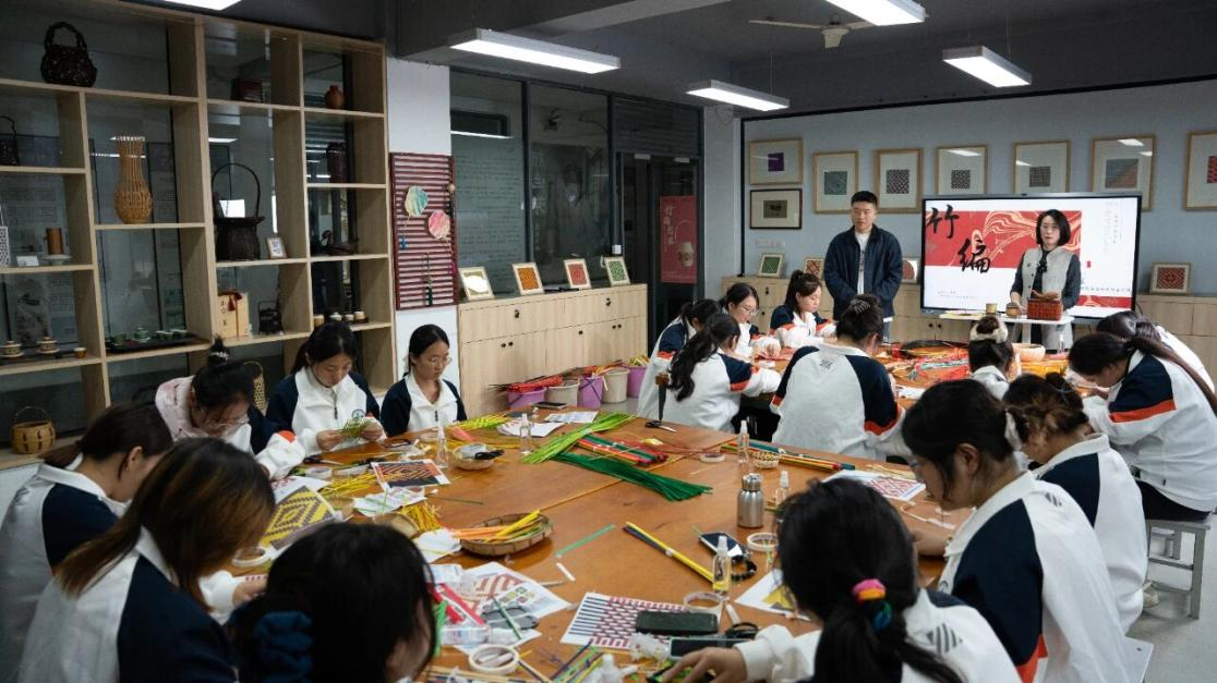 为非遗“添彩”，为青春“赋能”：江苏建院的文化育人新实践